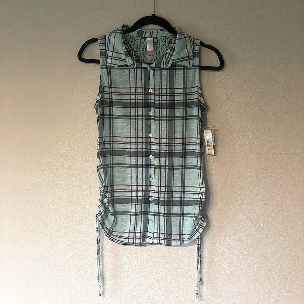 NWT! No Boundaries Plaid Sleeveless Top. Size Large.